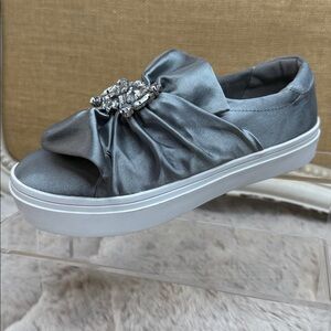 Kenneth Cole Girls Shout Shine
Embellished Jewels Satin Sneaker Shoe
Gray Sz 1